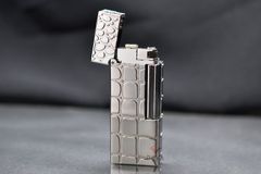 Bật lửa xăng đá Calories Hoa Văn Da Cá Sấu 3D CL02