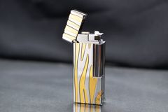 Bật lửa xăng đá Calories Hoa Văn 3D Dòng Nước CL01