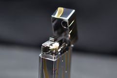 Bật lửa xăng đá Calories Hoa Văn 3D Dòng Nước CL01