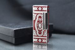 Bật lửa xăng đá Calories Sơn Mài Đỏ Rượu Vang Hoa Văn Bạc CL04