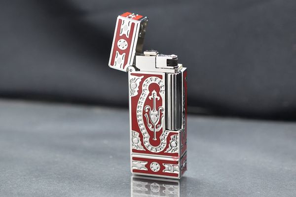 Bật lửa xăng đá Calories Sơn Mài Đỏ Rượu Vang Hoa Văn Bạc CL04