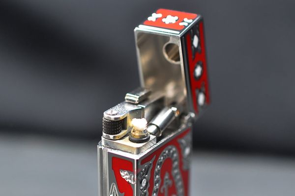 Bật lửa xăng đá Calories Sơn Mài Đỏ Rượu Vang Hoa Văn Bạc CL04