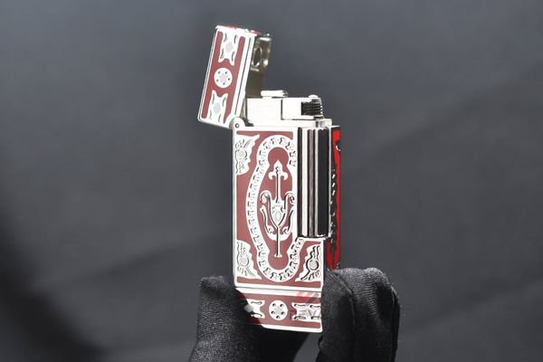 Bật lửa xăng đá Calories Sơn Mài Đỏ Rượu Vang Hoa Văn Bạc CL04