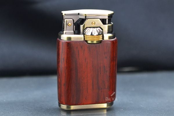 Bật lửa xăng Chief bọc gỗ đánh lửa dây chuyền CF227-501