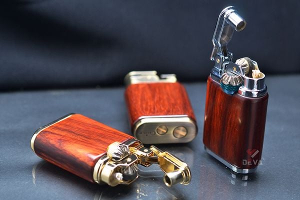 Bật lửa xăng Chief bọc gỗ đánh lửa dây chuyền CF227-501