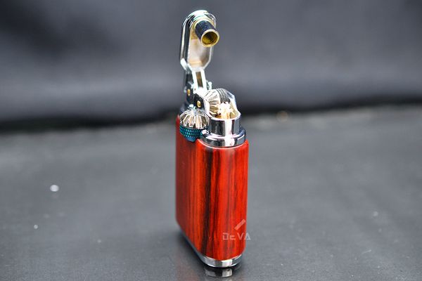 Bật lửa xăng Chief bọc gỗ đánh lửa dây chuyền CF227-501