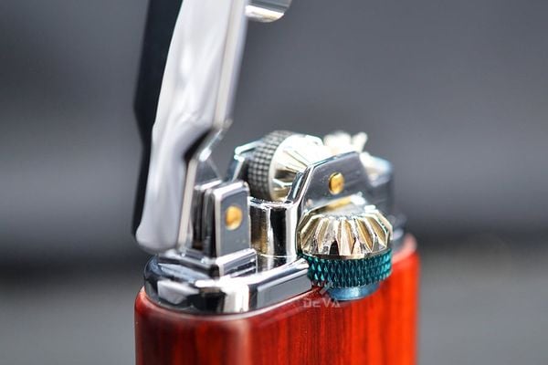 Bật lửa xăng Chief bọc gỗ đánh lửa dây chuyền CF227-501