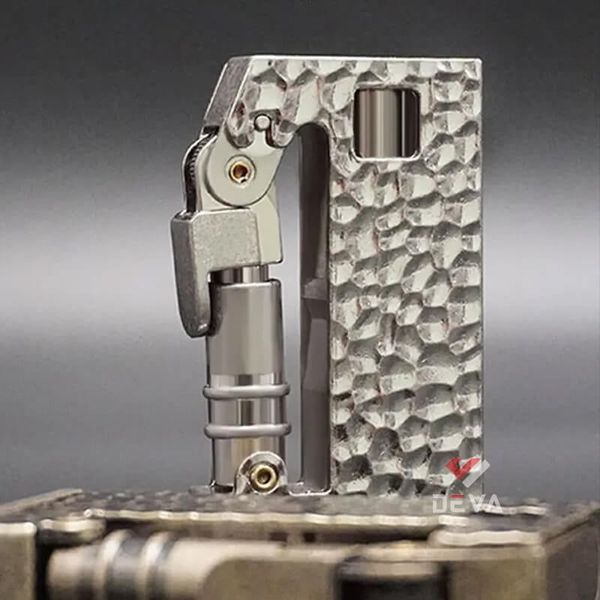 Bật lửa xăng đá chính hãng Dolphin vân gõ búa HY-752