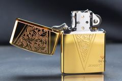 Bật lửa chính hãng Zorro chữ V khắc hoa văn Z92097