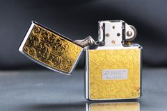 Bật lửa Zorro hoa văn vàng cạnh bạc bản giới hạn Z92108
