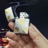 Bật lửa xăng đá Zorro khắc chữ phúc mạ vàng bản giới hạn Z92109