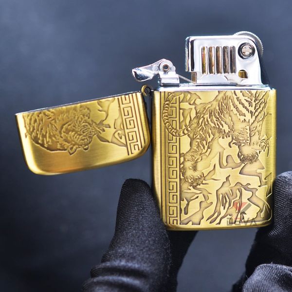 Bật Lửa Ronson Khắc Sâu Hổ Núi R11