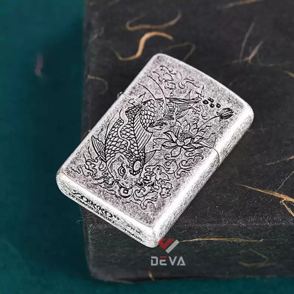 Bật lửa xăng đá Zorro bạc cổ khắc cá chép ngậm tiền Z92107