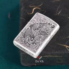 Bật lửa xăng đá Zorro bạc cổ khắc cá chép ngậm tiền Z92107