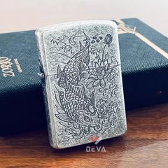 Bật lửa xăng đá Zorro bạc cổ khắc cá chép ngậm tiền Z92107