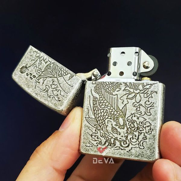 Bật lửa xăng đá Zorro bạc cổ khắc cá chép ngậm tiền Z92107