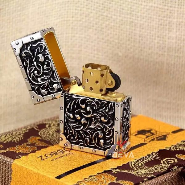 Bật lửa xăng đá Zorro bọc vỏ dày dập nổi hoa văn cổ điển Z91300