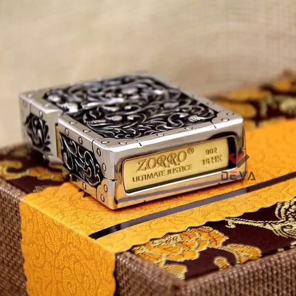 Bật lửa xăng đá Zorro bọc vỏ dày dập nổi hoa văn cổ điển Z91300