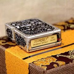 Bật lửa xăng đá Zorro bọc vỏ dày dập nổi hoa văn cổ điển Z91300