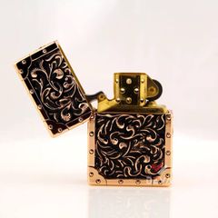 Bật lửa xăng đá Zorro bọc vỏ dày dập nổi hoa văn cổ điển Z91300