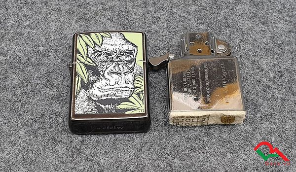 Zippo sơn hình chú Đười Ươi 1993 C222