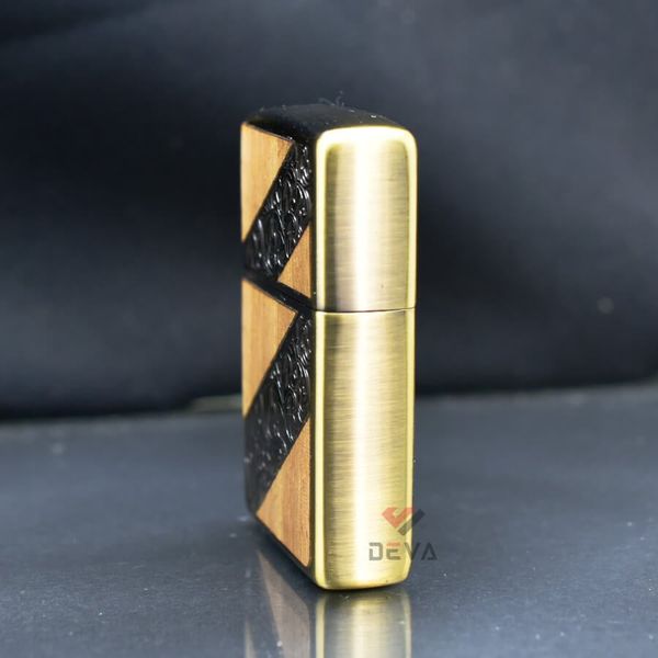 Zippo Kẻ Chéo Ốp Gỗ Khắc Hoa Văn Cổ Điển ZN267
