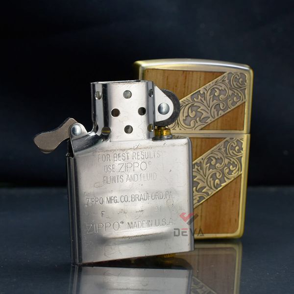 Zippo Kẻ Chéo Ốp Gỗ Khắc Hoa Văn Cổ Điển ZN267