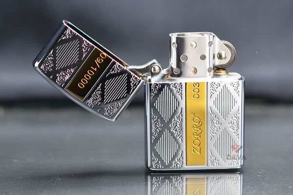 Bật lửa xăng đá Zorro hoa văn chìm sọc vàng bản giới hạn Z92013