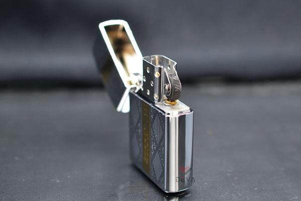 Bật lửa xăng đá Zorro hoa văn chìm sọc vàng bản giới hạn Z92013