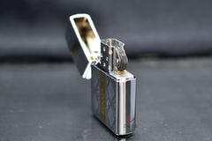 Bật lửa xăng đá Zorro hoa văn chìm sọc vàng bản giới hạn Z92013