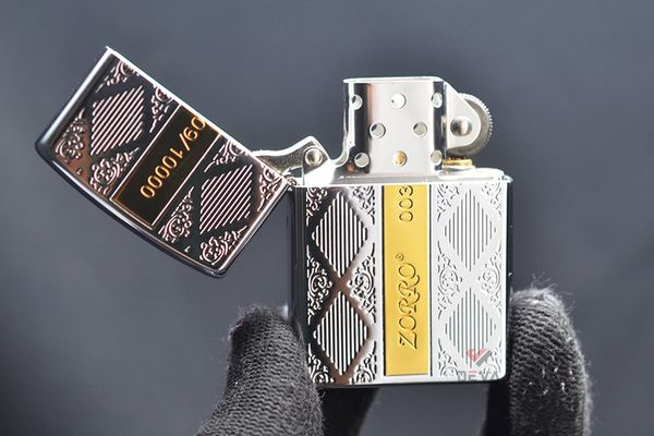 Bật lửa xăng đá Zorro hoa văn chìm sọc vàng bản giới hạn Z92013