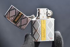 Bật lửa xăng đá Zorro hoa văn chìm sọc vàng bản giới hạn Z92013