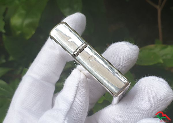 Zippo bạc khắc hình cá chép ZN172