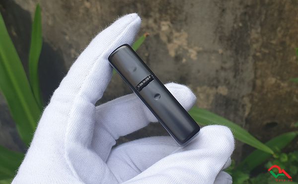 Zippo sơn đen hình cá chép vàng ZN174