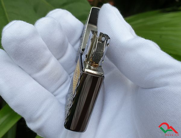 Zippo hoa văn vân bạc ZN148