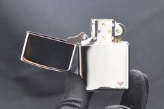 Zippo Bạc Bóng Dập Chìm Biều Tượng Zippo Crown Stamp Z07