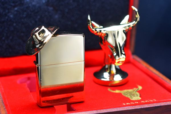 Zippo Để Bàn Mạ Vàng 24K Chủ Đề Cao Bồi Chăn Bò Texas ZN358