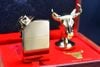 Zippo Để Bàn Mạ Vàng 24K Chủ Đề Cao Bồi Chăn Bò Texas ZN358
