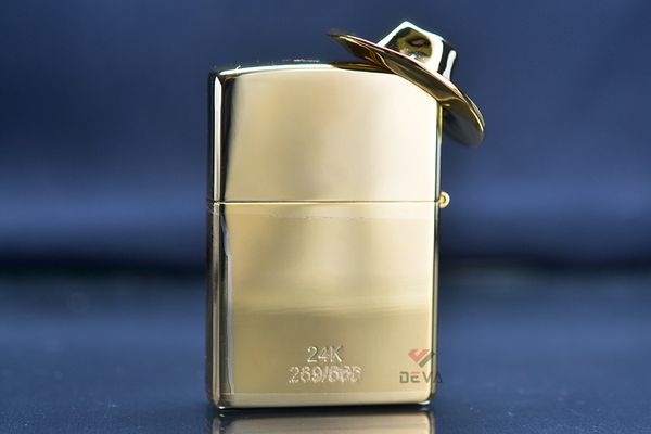 Zippo Để Bàn Mạ Vàng 24K Chủ Đề Cao Bồi Chăn Bò Texas ZN358