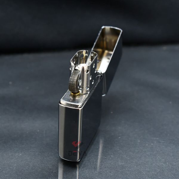 Zippo Distinctive Top Khắc Hoa Văn Chủ Đề An American Classic Z196