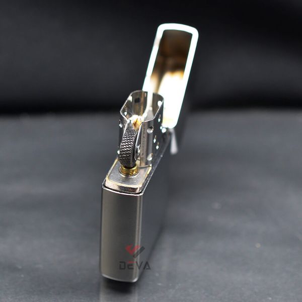 Zippo Mạ Satin Khắc Ngọn Lửa American Classic ZK09