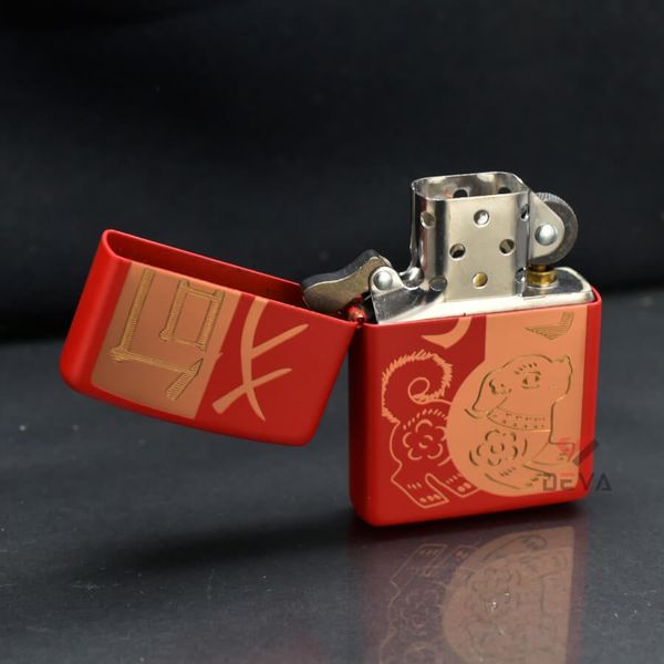 Zippo Sơn Đỏ Chủ Đề Con Giáp Tuất - Chó Year Of The Dog Z06