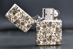 Zippo chính hãng Dạ Quang Chủ Đề Đầu Lâu Skeleton Design Z385