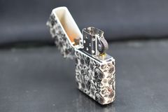 Zippo chính hãng Dạ Quang Chủ Đề Đầu Lâu Skeleton Design Z385