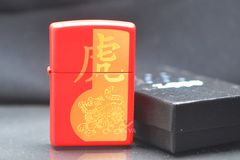 Zippo Sơn Đỏ Khắc Hình Hổ Nhâm Dần 2022 Z12