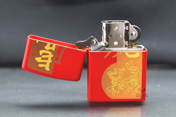 Zippo Sơn Đỏ Khắc Hình Hổ Nhâm Dần 2022 Z12