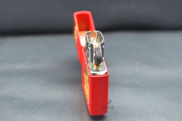 Zippo Sơn Đỏ Khắc Hình Hổ Nhâm Dần 2022 Z12