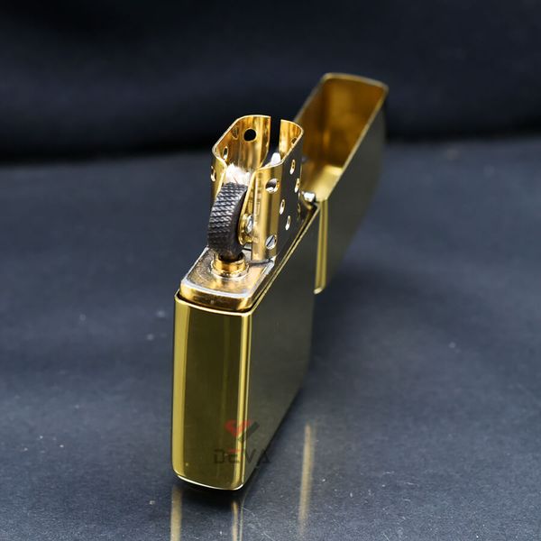 Zippo Khắc Nổi Cô Gái Chống Gió Windproof ZN95