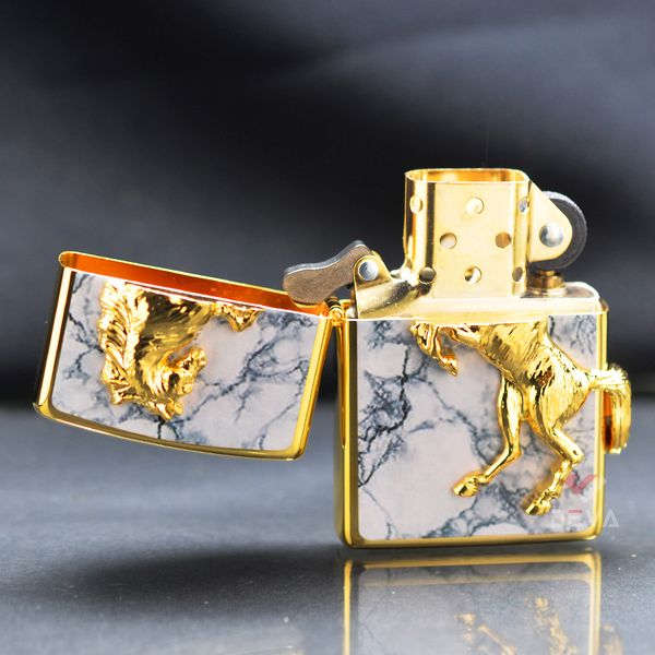 Zippo Ốp Cẩm Thạch Đen Ngựa Nổi Mạ Vàng ZN115