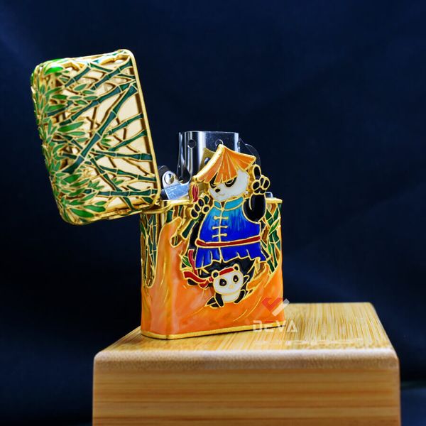 Zippo Vỏ Dày Mạ Vàng Chủ Đề Kung Fu Panda ZN73